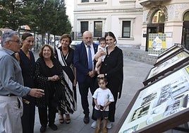 Las autoridades posan con los descendientes del doctor Avelino González, impulsor de La Gota de Leche de Gijón.