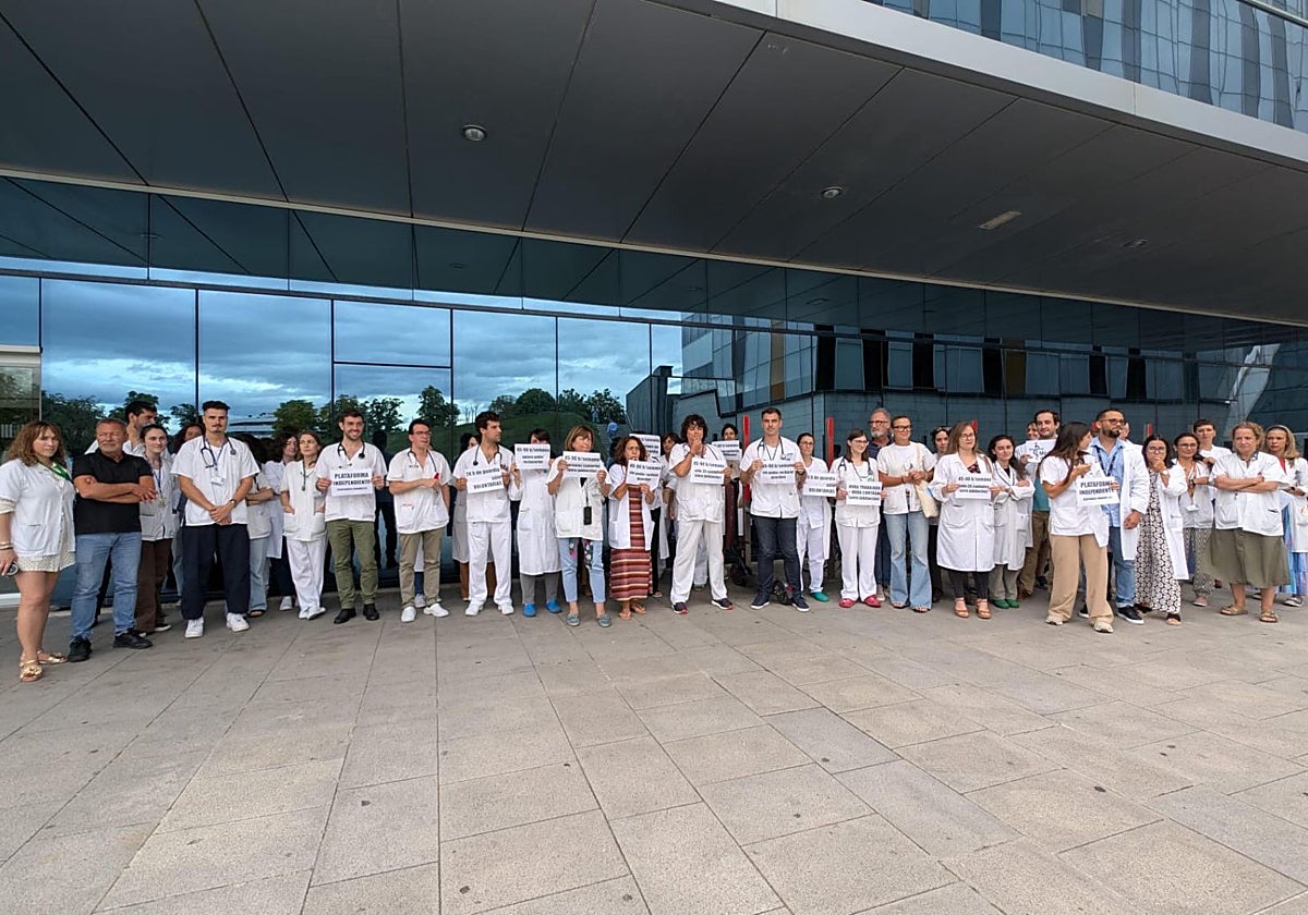 Médicos que se concentraron delante del HUCA.