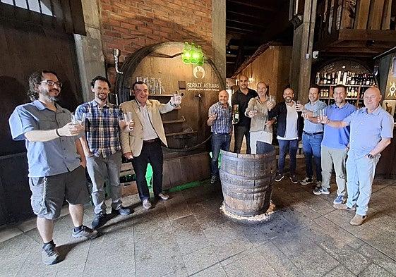 Por la izquierda, Daniel Hernández y Daniel Rivaya, profesores del CISLAN de Langreo; Luis Valdés, presidente de Triditive; Belarmino Álvarez, presidente de la Asociación de Apicultores de Asturias; Daniel Ruiz, gerente del Consejo Regulador de la DOP Sidra de Asturias; Juan Stové, director del Museo de la Sidra; Javier Díaz, secretario del Real Grupo Covadonga; Pelayo Fernández, vocal del Club Natación Santa Olaya; y Roberto Suárez y Juan Luis García, director y jefe de estudios del CIFP Hostelería y Turismo de Gijón