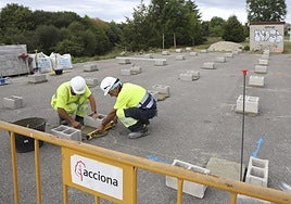 Varios obreros comenzaron este miércoles, en la explanada de Marina Civil, a preparar la zona donde se ubicarán las casetas de obra para la renovación de redes de la EMA que transcurren bajo La Pecuaria.