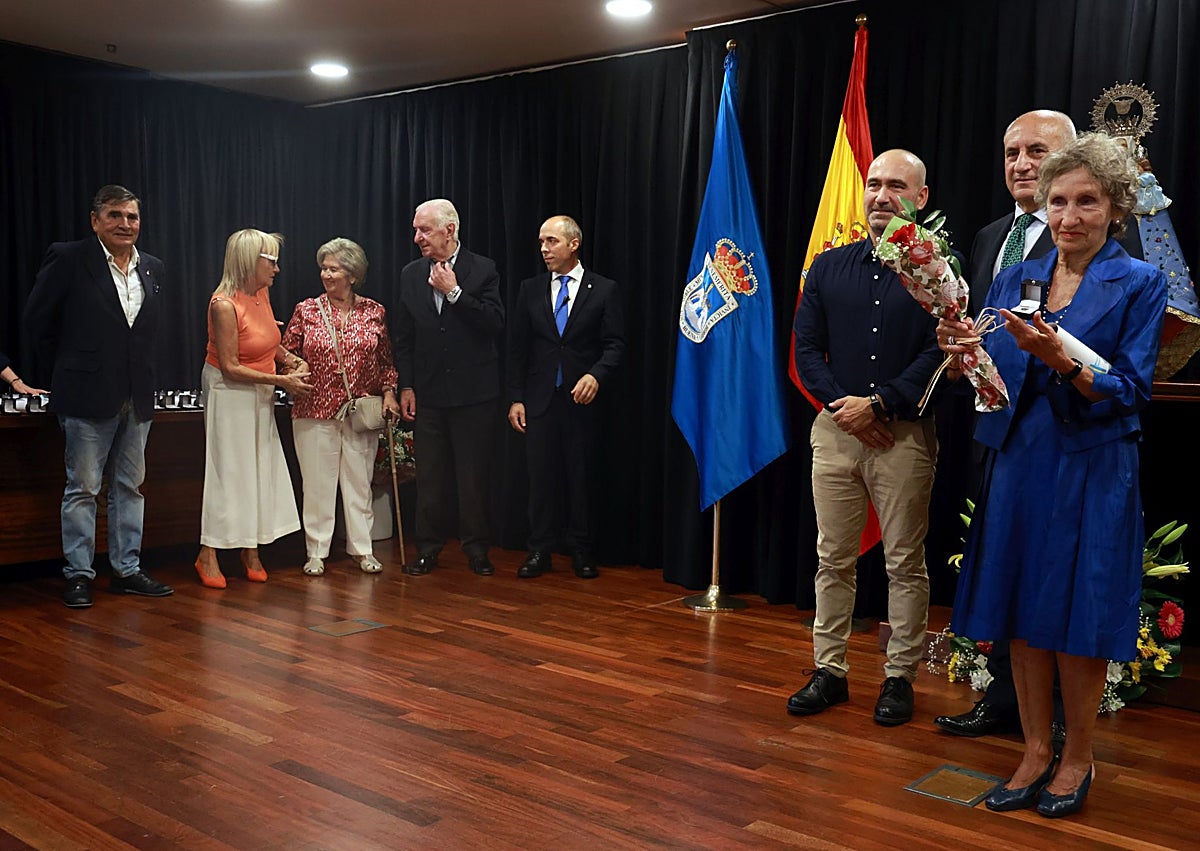 Imagen secundaria 1 - Momentos del acto de la entrega de los 'Socios de Mérito' y la llegada de los 'Abuelos del Año', Visitación Nava y Luis Manuel Cabrero.