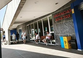 Pacientes esperando a las puertas del servicio de Urgencias del HUCA.