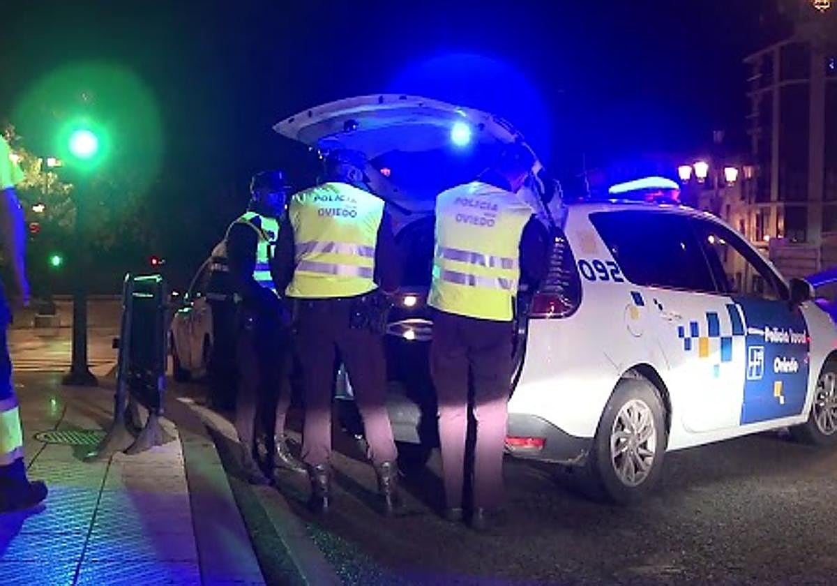 Al lugar acudieron agentes de la Policía Local y el Cuerpo Nacional de Policía es el encargado de instruir las correspondientes diligencias