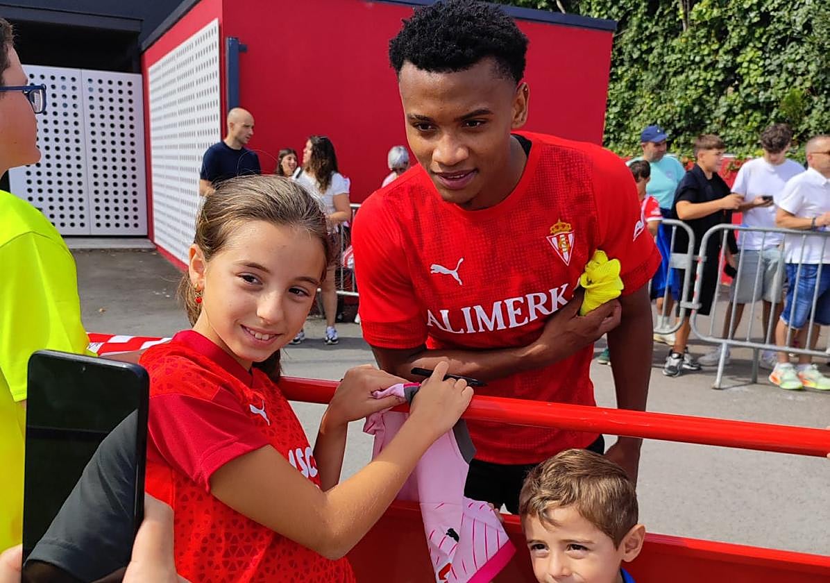 Oscar Cortés, con los pequeños Valeria y Mael, ayer, al final del entrenamiento matinal.