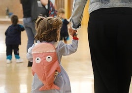 Una niña, en la vuelta al cole.