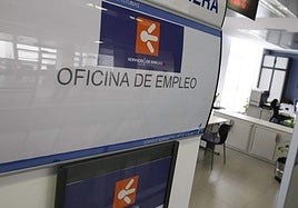 La oficina de empleo de Avilés en el edificio administrativo de la calle del Muelle.