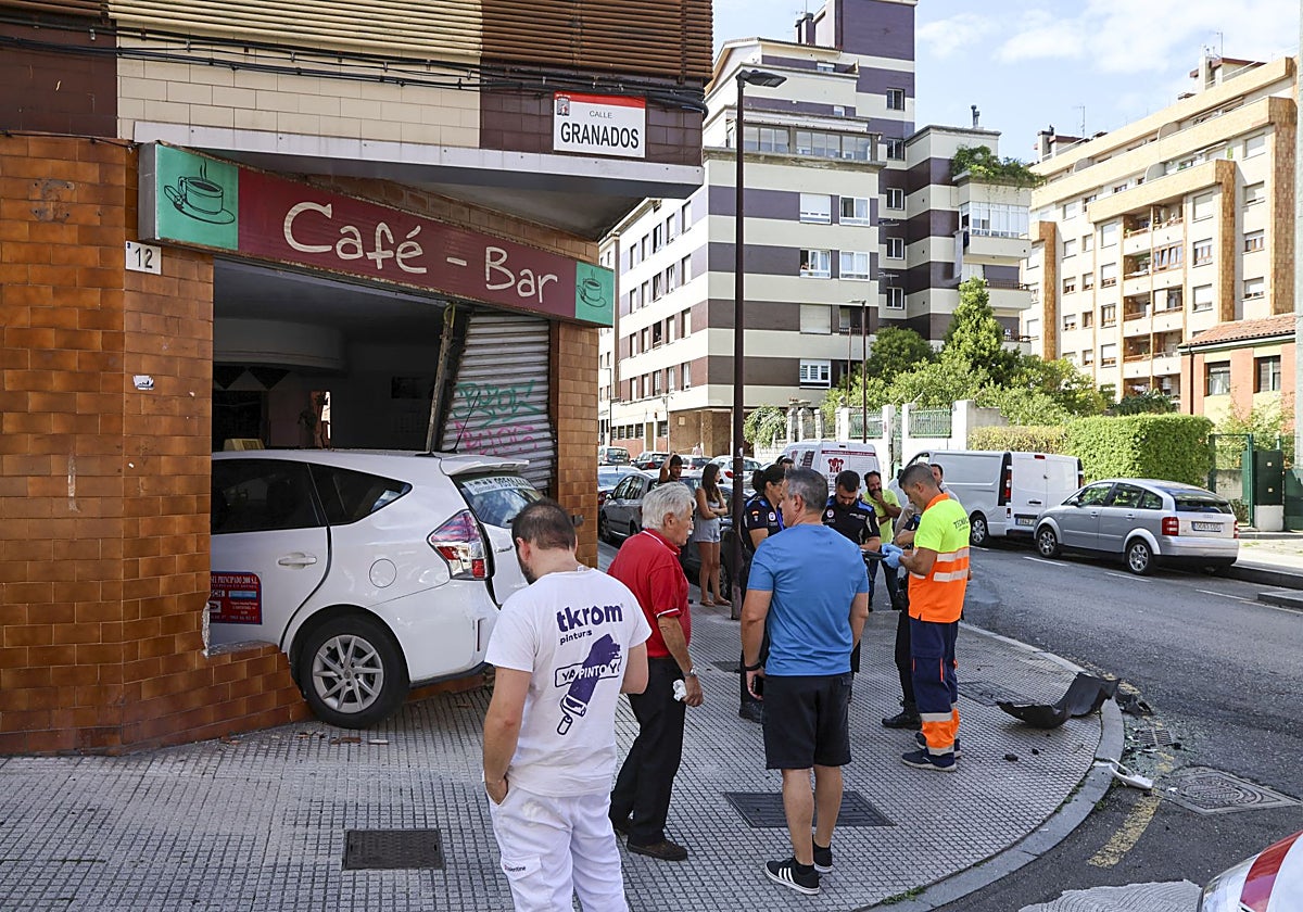 El taxi empotrado en el bar de la esquina de las calles Balmes y Granados.