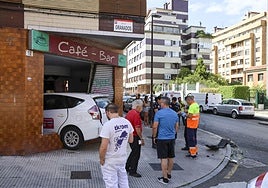 El taxi empotrado en el bar de la esquina de las calles Balmes y Granados.