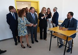 Adrián Barbón, sentado en un pupitre atiende las explicaciones de Eva Ledo y Silvia Menéndez ante la mirada de Alfredo Canteli y Arturo Estévez, representante de Esfer, una de las empresas constructoras del IES de La Corredoria.