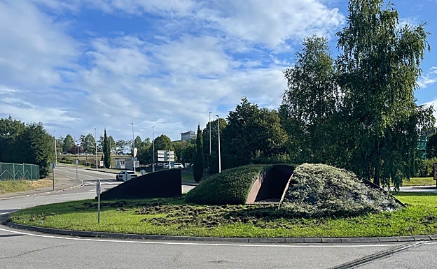 Acción de los jabalís en la rotonda del Jardín Botánico de Gijón, esta semana.