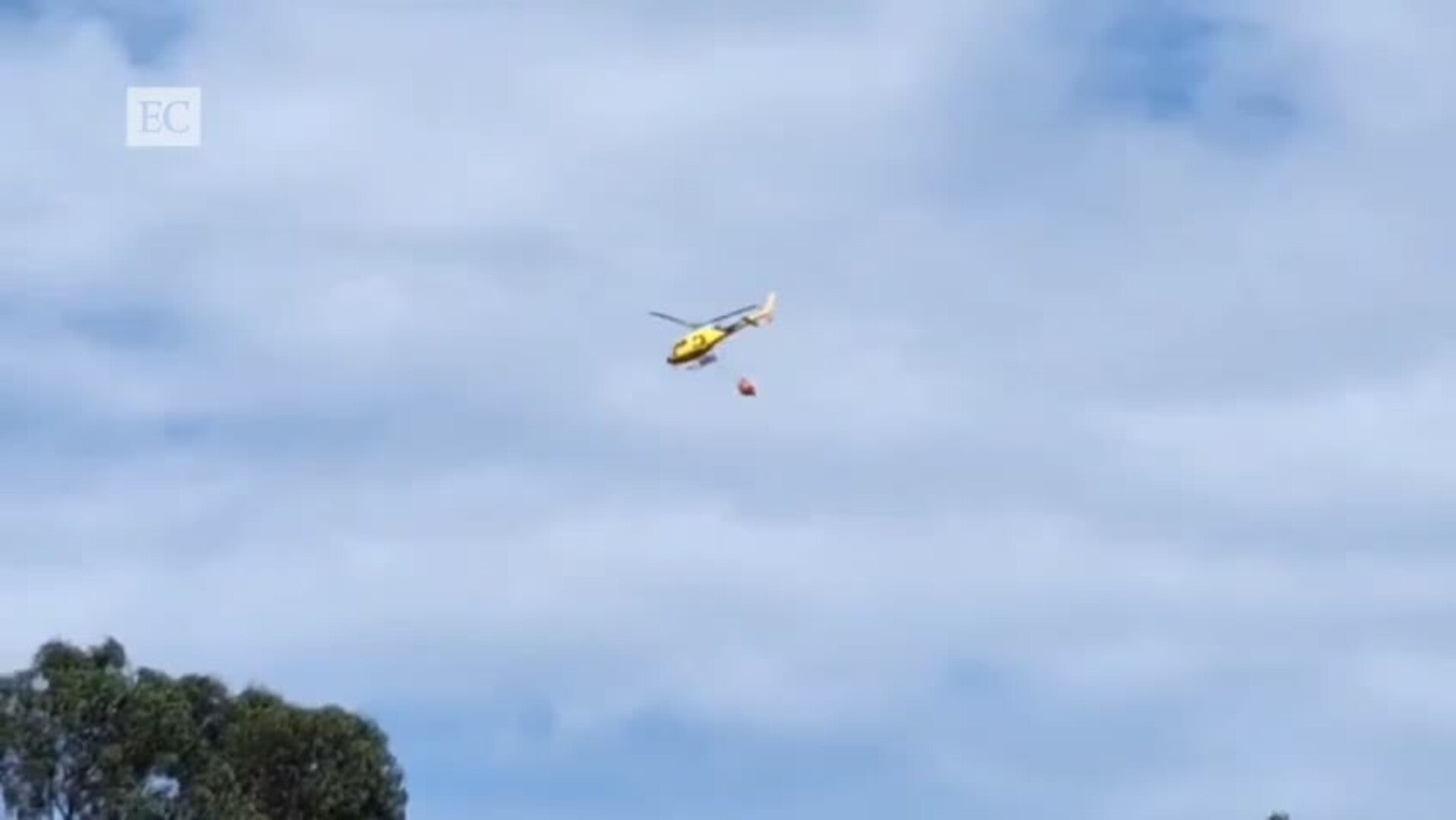 Amplio operativo por un incendio forestal entre Avilés y Gozón