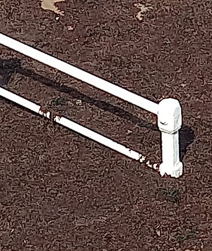 Imagen secundaria 2 - La excavadora carga anoche ocle acumulado junto a la escalera 2 de San Lorenzo en una recogida organizada por un recolector de Luanco. Debajo, estado en que estaba el arenal por la mañana.