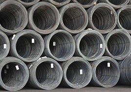 Bobinas de acero almacenadas para su expedición en El Musel.