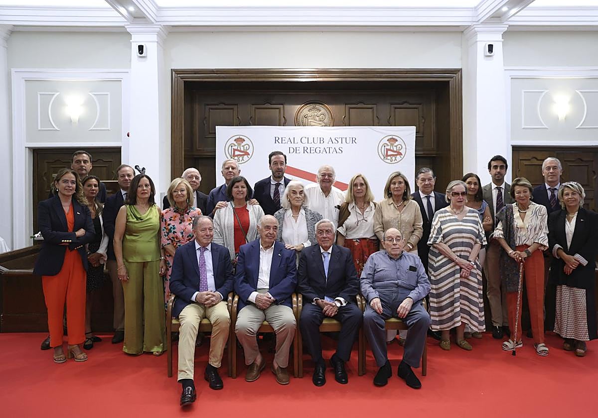 El Club de Regatas de Gijón honra a sus socios de honor