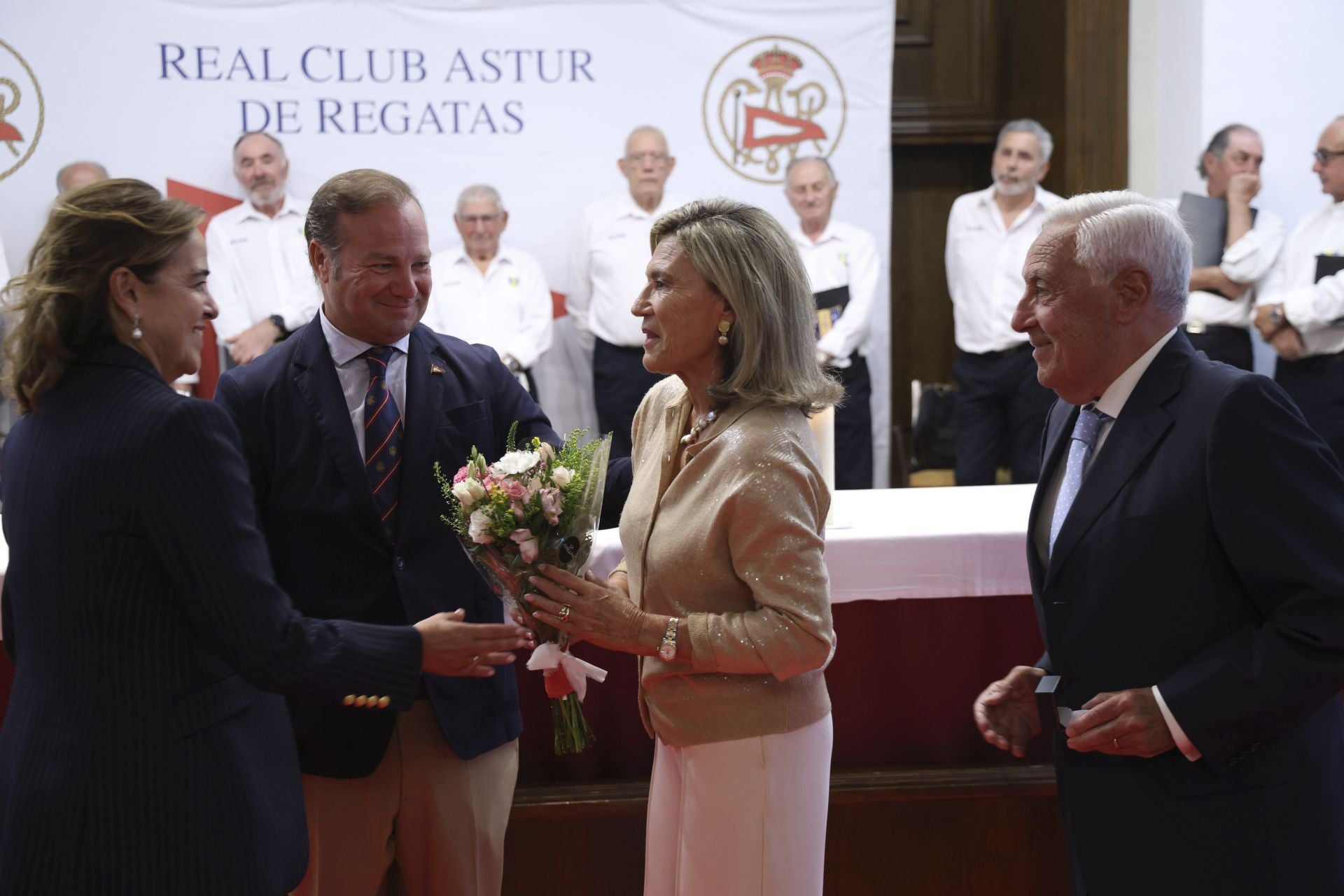 El Club de Regatas de Gijón honra a sus socios de honor
