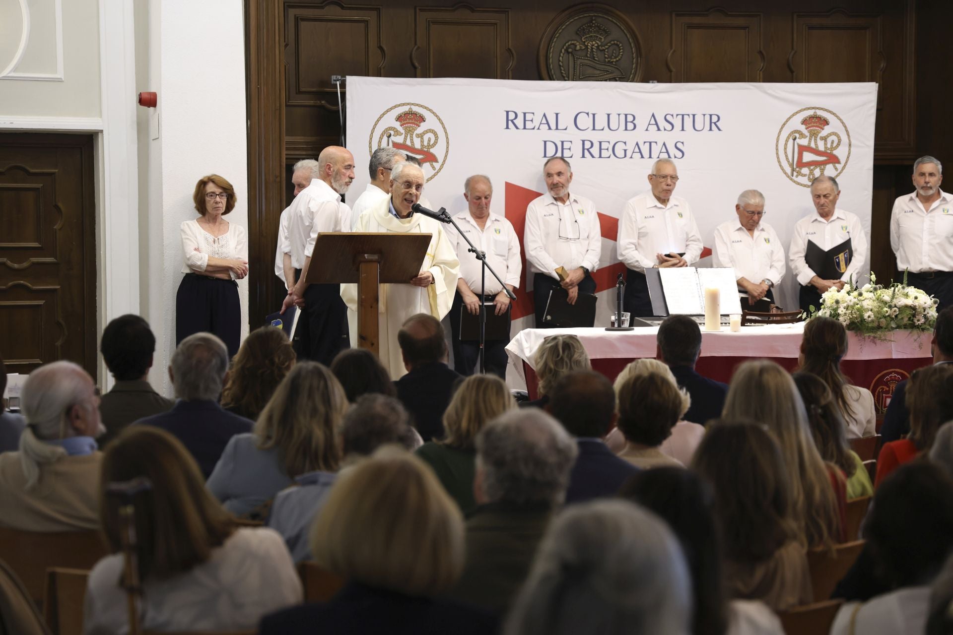 El Club de Regatas de Gijón honra a sus socios de honor
