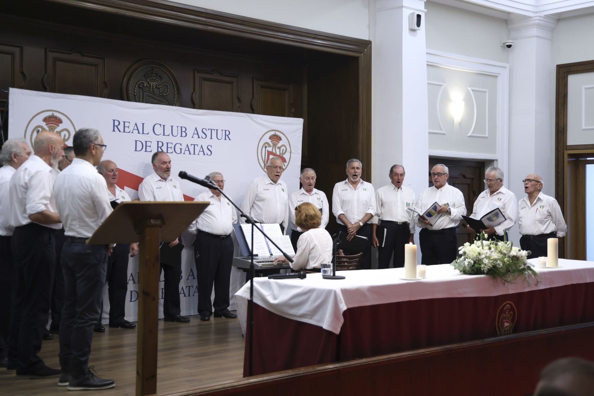 El Club de Regatas de Gijón honra a sus socios de honor