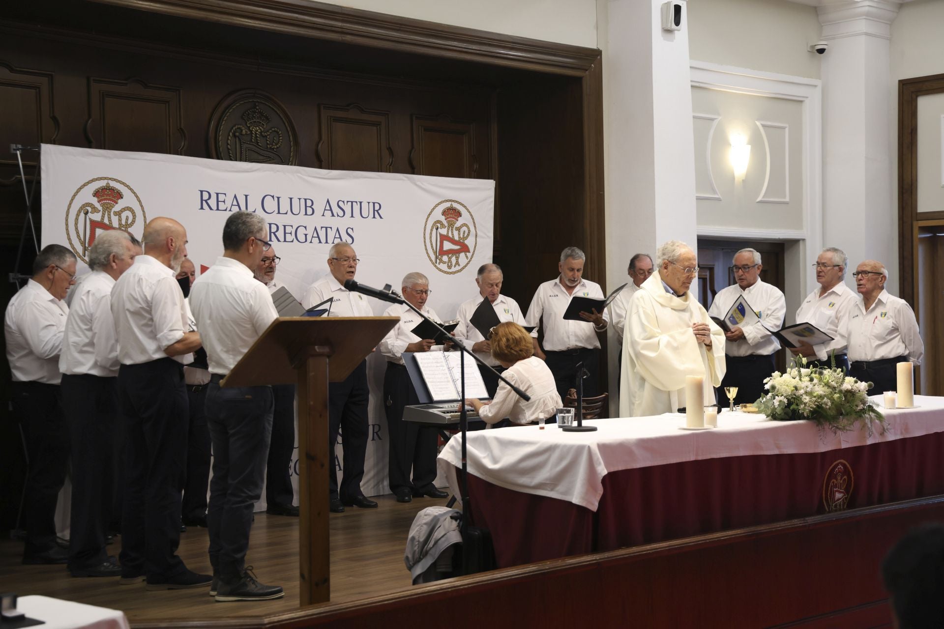 El Club de Regatas de Gijón honra a sus socios de honor