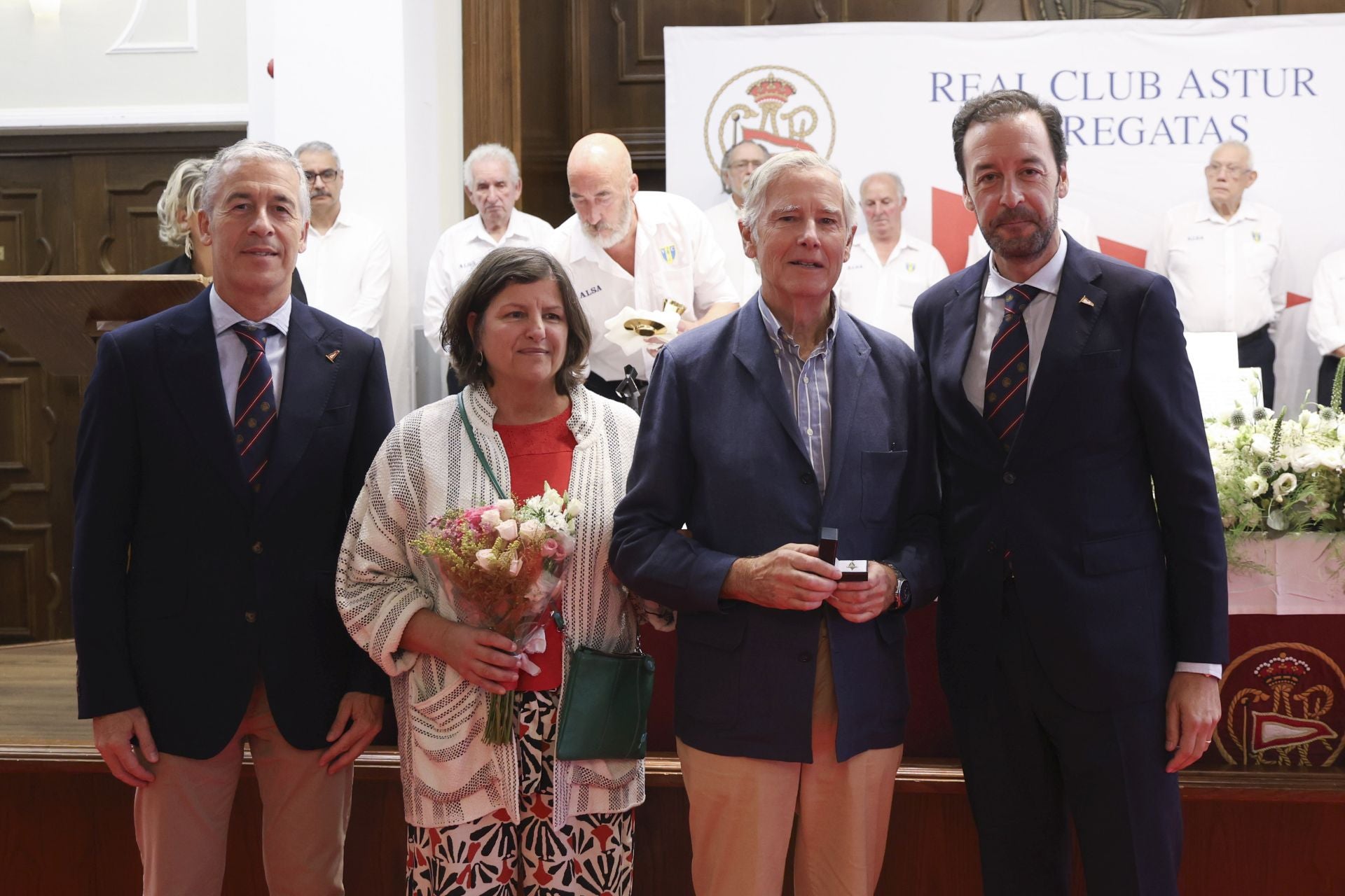 El Club de Regatas de Gijón honra a sus socios de honor