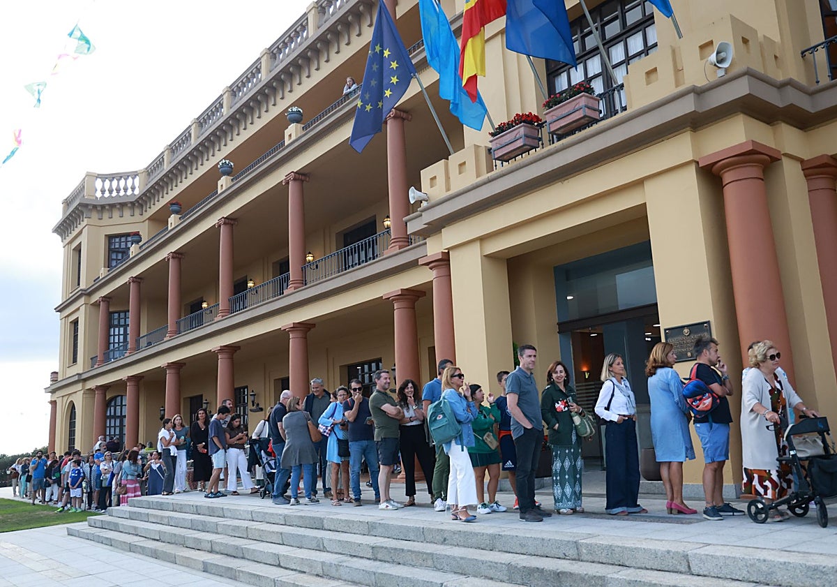 Imagen principal - Los socios hicieron una larga cola en una jornada en la que no faltó el folclore.
