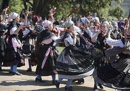 Bailes regionales durante una pasada edición de las fiestas de La Guía en Llanes.