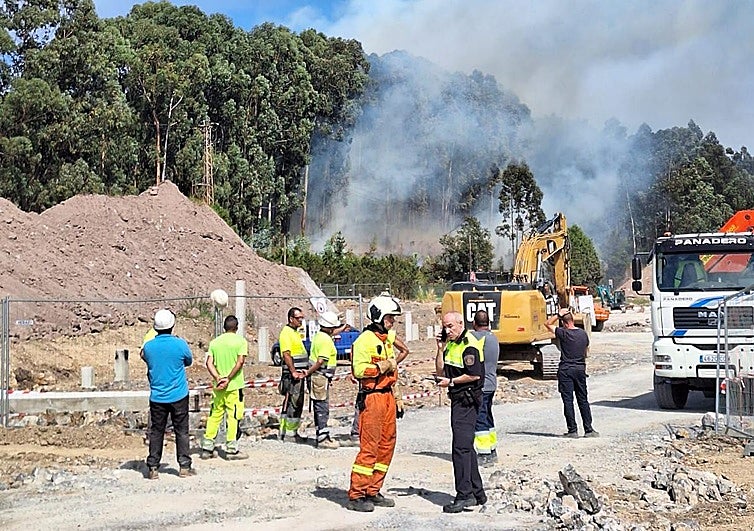 Bomberos y trabajadores de la zona, en el Estrellín.