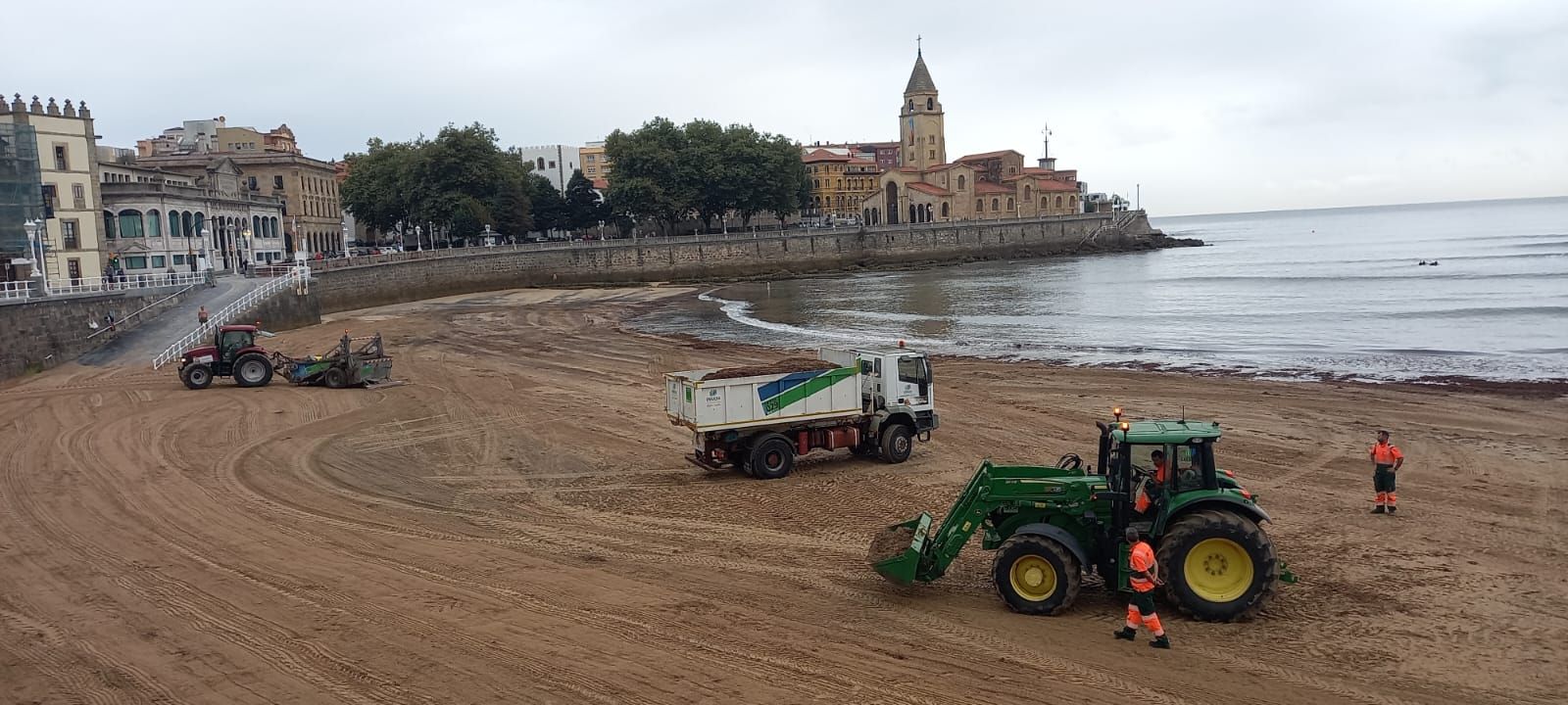 Los operarios de Emulsa terminaron de limpiar la playa de San Lorenzo este jueves por la mañana.