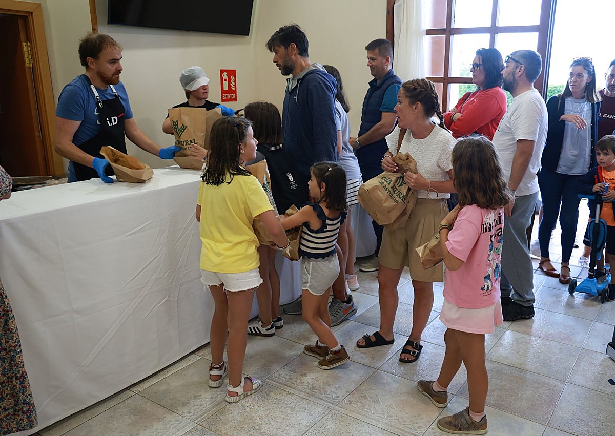 Imagen secundaria 1 - Los socios hicieron una larga cola en una jornada en la que no faltó el folclore.