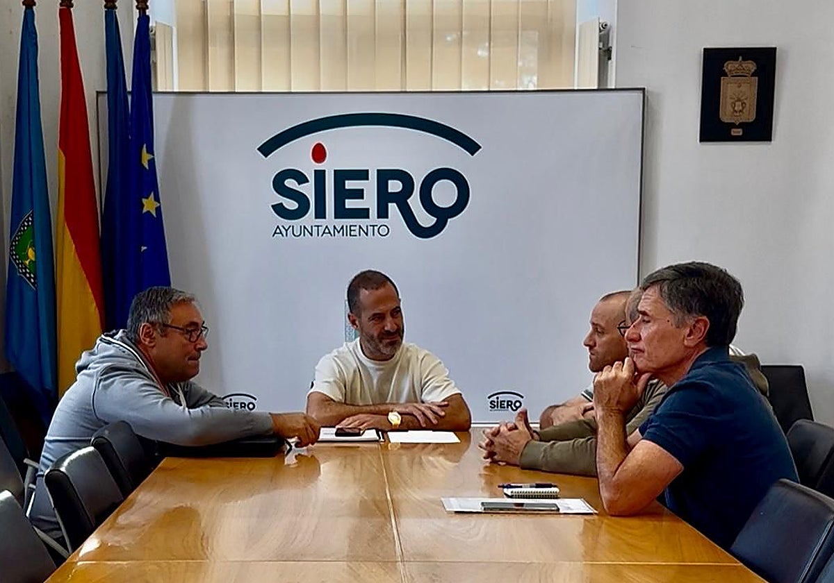 El edil Pergentino Martínez y el alcalde de Siero, con los vecinos Elías Martínez, José María Gutiérrez y Enrique López.