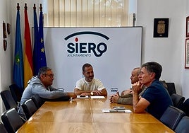 El edil Pergentino Martínez y el alcalde de Siero, con los vecinos Elías Martínez, José María Gutiérrez y Enrique López.