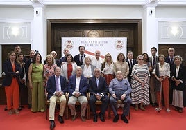 Foto de familia con los socios homenajeados este jueves en el Club de Regatas de Gijón.