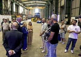 Amparo Valcarce conversa con trabajadores de El Tallerón, durante el acto por la compra de las instalaciones por parte de Indra.
