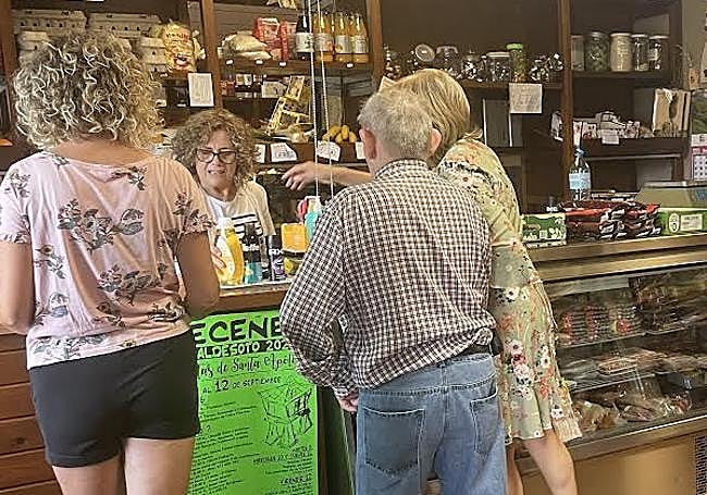 Amparo Palacios atiende a vecinos en su tienda del pueblo ejemplar de Valdesoto