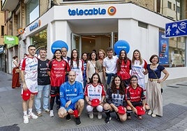 Los jugadores del Telecable posan con la nueva ropa frente a la tienda del patrocinador principal.