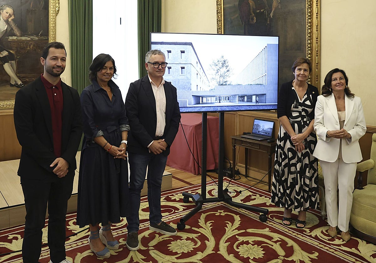 Aitor Martínez Valdajos, Montserrat López, Gilberto Villoria, Carmen Moriyón y María López Castro, durante la presentación de las obras.