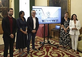 Aitor Martínez Valdajos, Montserrat López, Gilberto Villoria, Carmen Moriyón y María López Castro, durante la presentación de las obras.