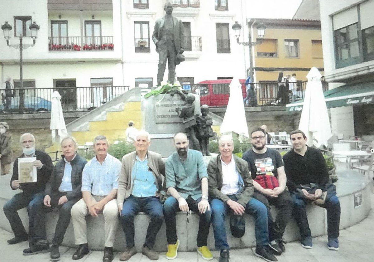 Un grupo de componentes de la Asociación Cultural Contigo ante la escultura de Pedro Alonso