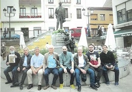 Un grupo de componentes de la Asociación Cultural Contigo ante la escultura de Pedro Alonso