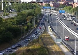 Vista del atasco en la A-64 desde una de las cámaras de la DGT.