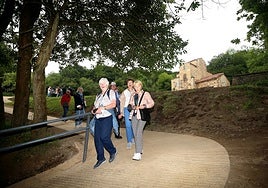 San Miguel de Lillo, al fondo, recibe numerosas visitas.