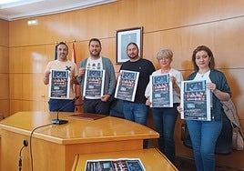 El presidente de la Banda de Música de Candás, César González; el edil de Cultura, David González; el compositor de la 'Rapsodia Serondiana'; Maica García y Ana Lidia Álvarez, del Grupo Compañeras