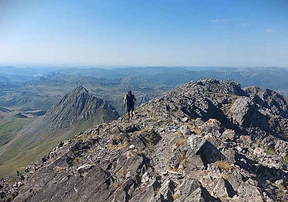 La cima de Peña Ubiña es un trono montañero imprescindible. La ruta que asciende hasta ella un sendero inolvidable, para recorrer con calma y respeto, por territorios de alta montaña.
