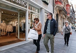Tiendas de la céntrica calle Corrida, en Gijón.