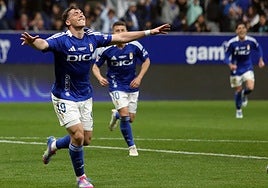 Fede Viñas celebra su gol con el Real Oviedo ante el Racing de Ferrol.