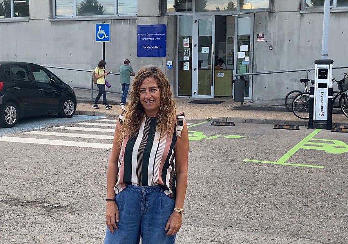 La edil Graciela Velasco, ante el polideportivo de Lugones.