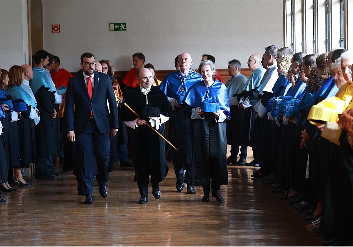 ignacio Villaverde, entre el presidente del Principado y la catedrática María Vélez, en el acto de apertura del curso universitario 2025-2026.