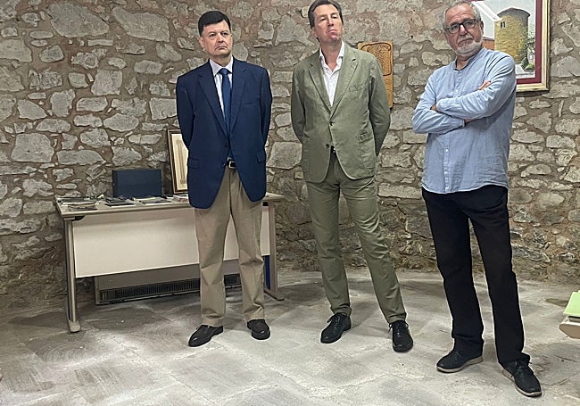 Manuel Llaneza, con los premiados, Javier Menéndez y Roberto Álvarez