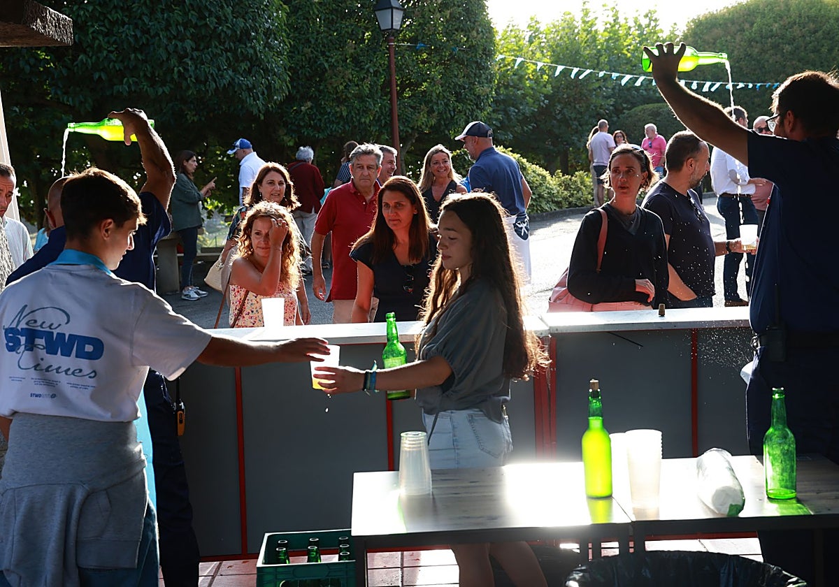 Los socios disfrutaron de la sidra elaborada en el propio club.