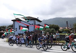 Protesta contra la presencia del equipo Israel-Premier Tech en La Vuelta, en la etapa de este viernes, que llegará a Asturias.