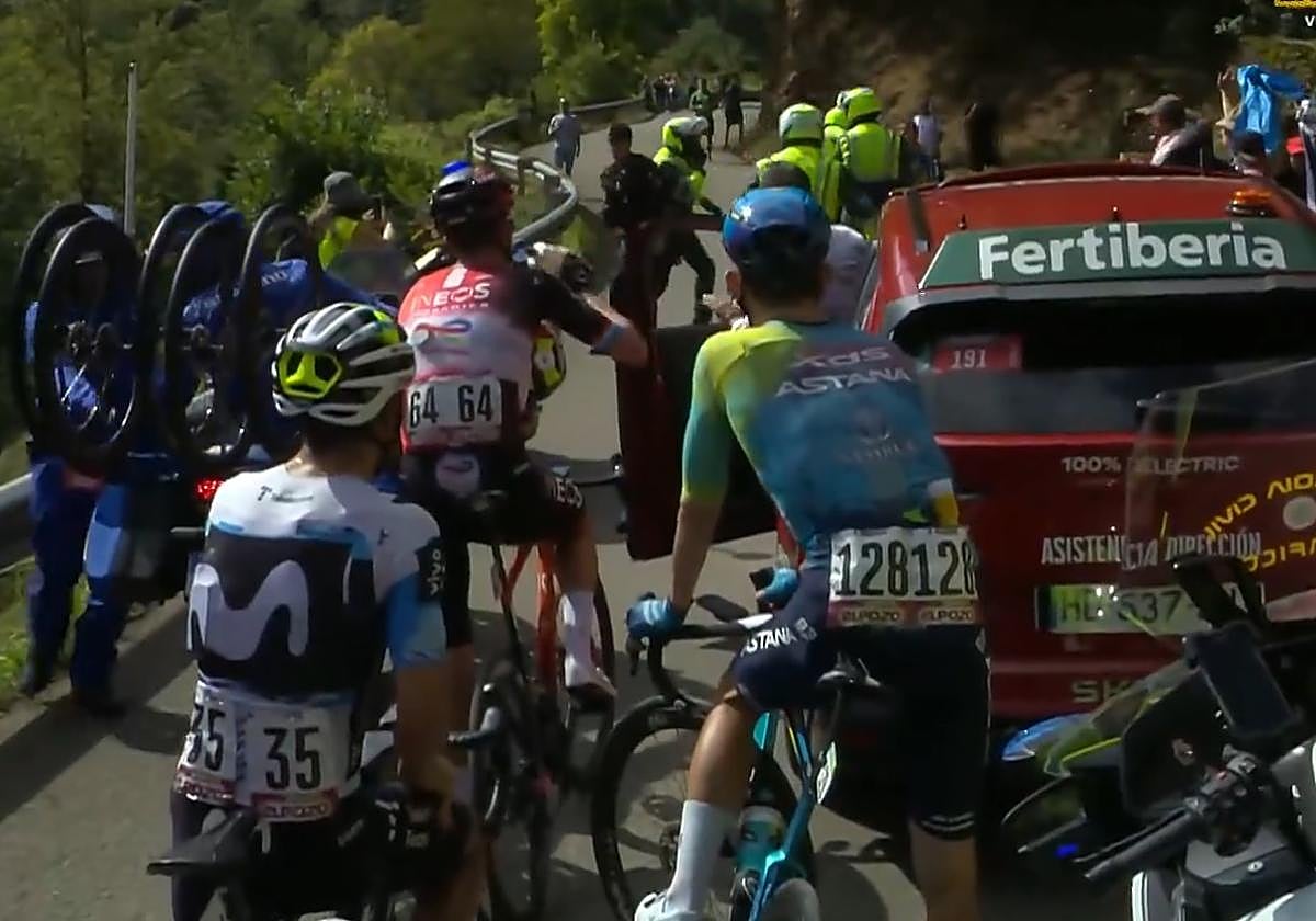 Los tres corredores que se vieron sorprendidos por la irrupción de los manifestantes a la subida de L'Angliru, en la primera etapa que La Vuelta tiene en Asturias.